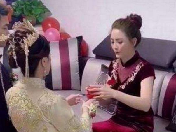 開元體育官網(wǎng)兒子結(jié)婚媽媽卻突然走紅婚禮上氣質(zhì)壓過新娘一項(xiàng)運(yùn)動(dòng)成就她(圖3)